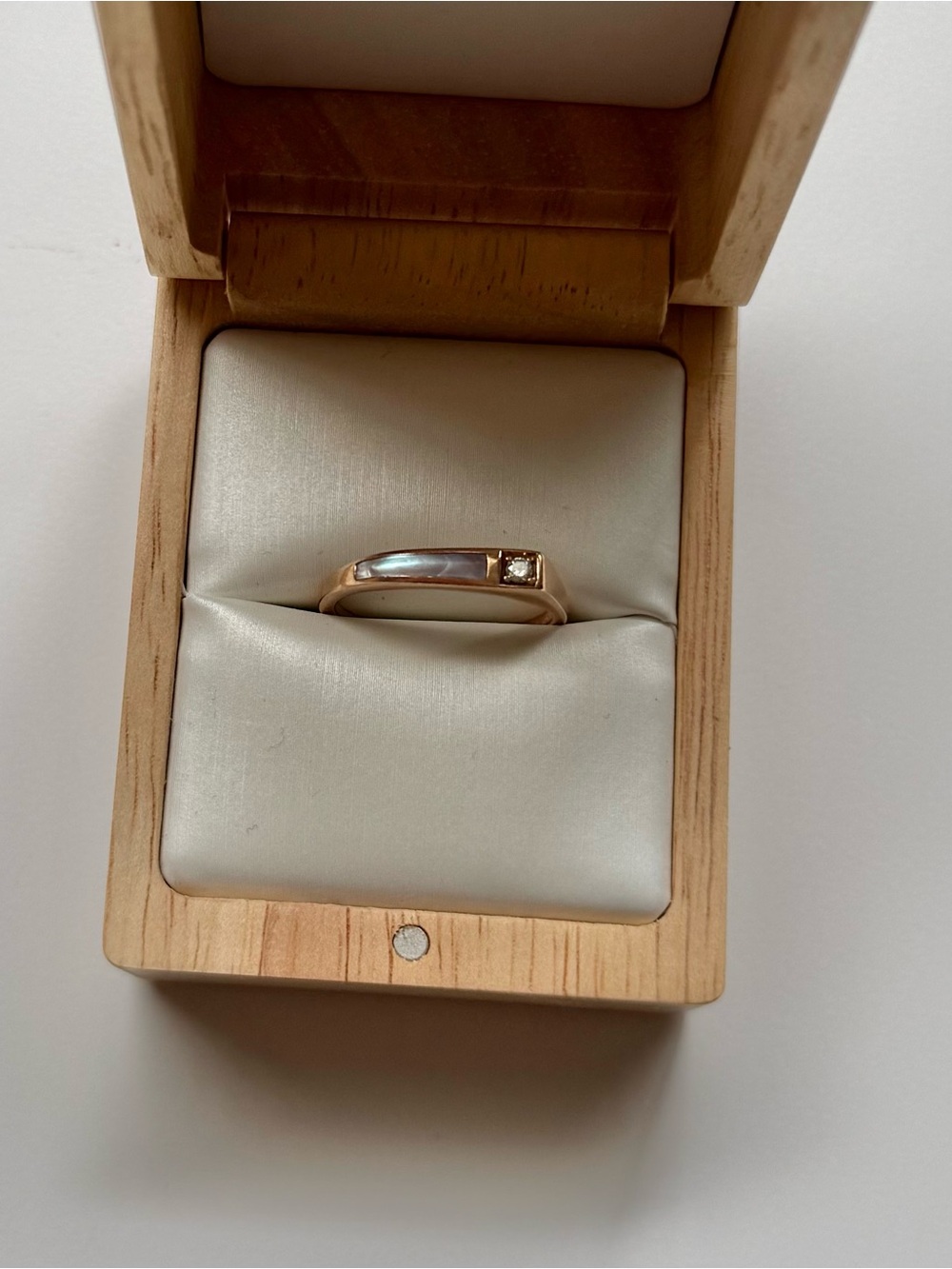 Na Hoku Gold band with mother-of-pearl and single diamond